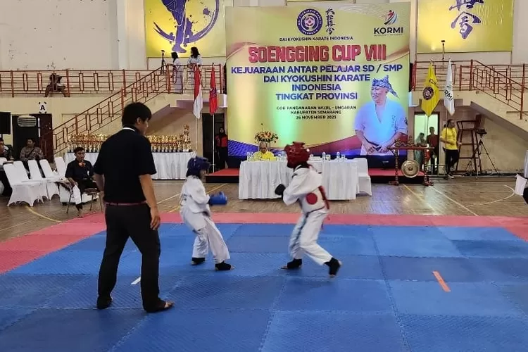 DAI Kyokushin Karate Indonesia menggelar kejuaraan antar pelajar SD-SMP Soengging Cup VIII di Gor Pandanaran Wujil, Ungaran, Minggu 26 November 2023. (arri widiarto)