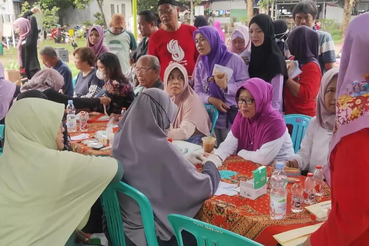 Kegiatan cek kesehatan warga Perumahan Jatisari BSB Semarang (dok istimewa)