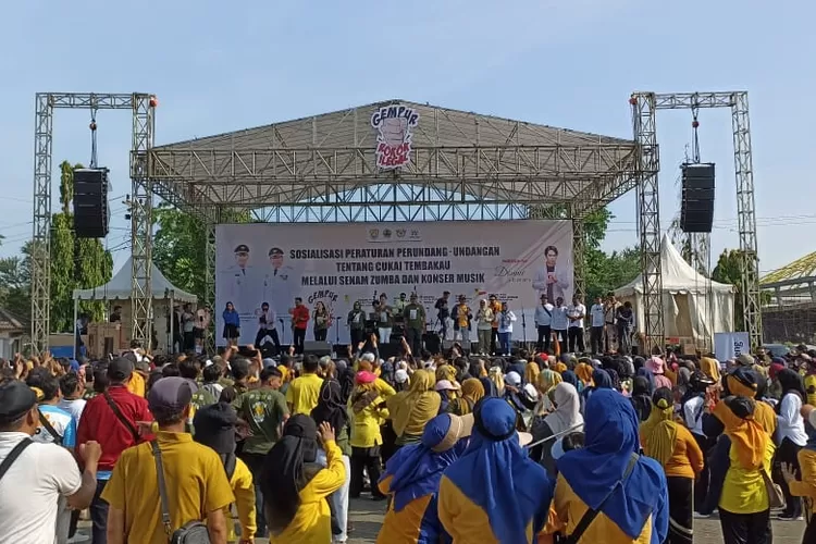 Sosialisasi peraturan perundang undangan tentang cukai tembakau melalui zumba dan konser music di Halaman Stadion Kebondalem Minggu 26 November 2023.  ((edi prayitno/kontributor Kendal))