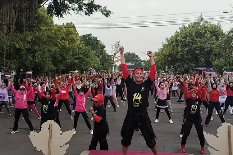 Senam Jingle KPU di Car Free Day Batang. Foto: dok Diskominfo Batang.
