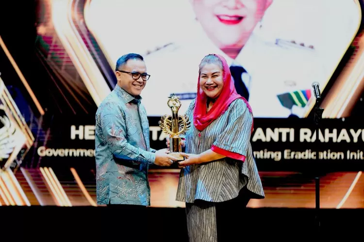 Wali Kota Semarang Hevearita Gunaryanti Rahayu saat menerima penghargaan People of The Year 2023 di Grand Studio Metro TV.  ((Humas Pemkot))