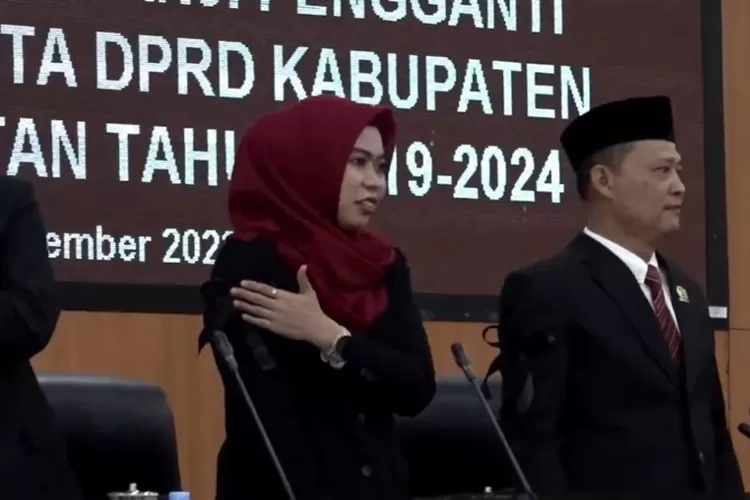 Ketua DPRD dan Bupati Demak mengenakan pita hitam saa pembukaan Rapat Paripurna Istimewa DPRD Kabupaten Demak Tahun 2023.