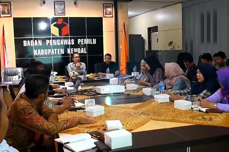 Rakor Kehumasan dengan Panwascam dan Media di Ruang Bawaslu Kendal Selasa 28 November 2023. (Edi Prayitno/ kontributor Kendal)