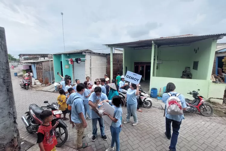 Pembagian paket makanan bergizi dan susu dari Tim Kampanye Daerah (TKD) Pasangan Calon Presiden Prabowo Subianto - Gibran Rakabuming Raka Jawa Tengah dan Kota Semarang bagi warga Tambaklorok, Kota Semarang, Selasa 28 November 2023. (dok tim kampanye TKN Prabowo-Gibran Jateng.)