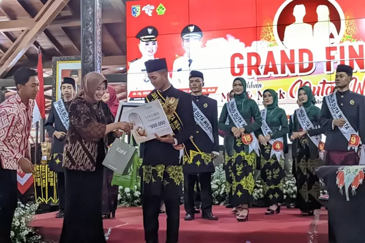 Plt Kepala Dinas Pariwisata Demak serahkan hadiah juara favorit Duta Wisata Demak (ivo)