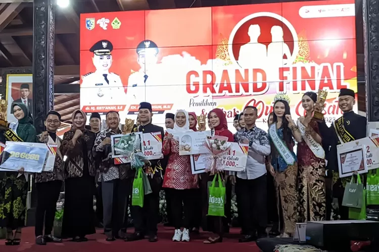 Bupati foto bersama dalam pemilihan Duta Wisata Mas dan Mbak Demak 2023 (ivo)