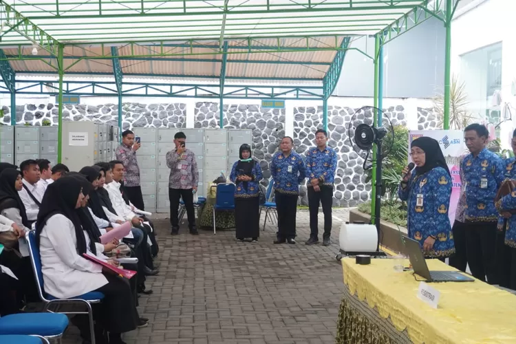 Penjabat Bupati Batang Lani Dwi Rejeki beri motivasi kepada peserta tes CST PPPK di Poltekes Semarang, Kota Semarang, pada Rabu, 29 November 2023. Foto: dok Diskominfo Batang.