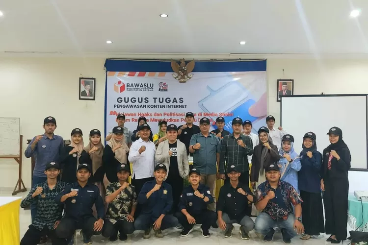 Gugus Tugas Pengawasan Konten Internet bersama Relawan patroli cyber Pemilu 2024 foto bersama:  (foto: dok Bawaslu Batang.)