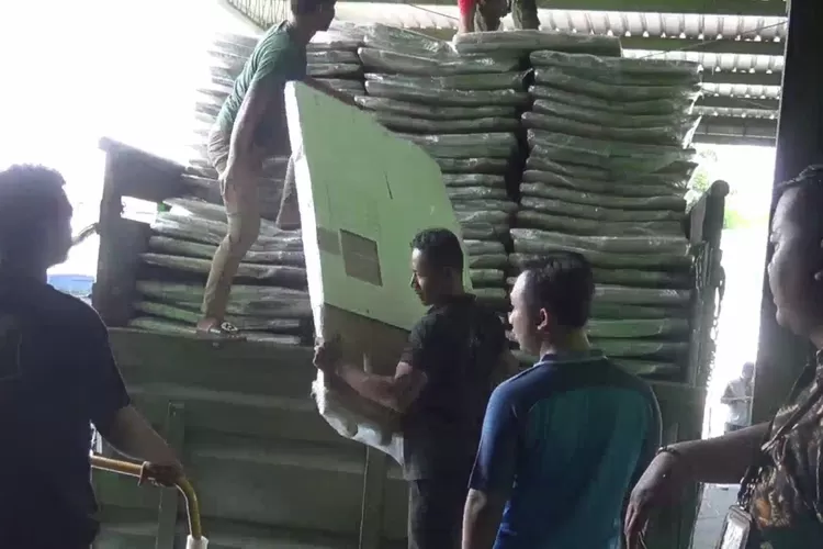 Logistik Pemilu 2024 yang tiba di gudang KPU Kendal di Pucangrejo Gemuh Kamis 30 november 2023. (edi prayitno/kontributor Kendal)