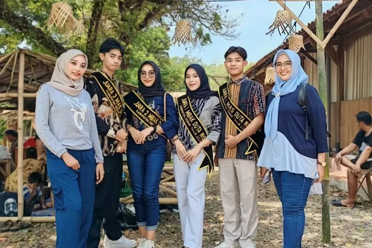 Pemenang Mas dan Mbak Duta Wisata 2023 Demak Cicipi Jajananan Jadul di Pasar Ndoro Bei