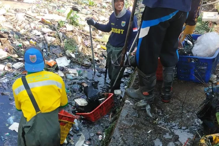 Pasukan Got sedang membersihkan saluran air yang ada di Kota Batang.  (dok DLH Batang)