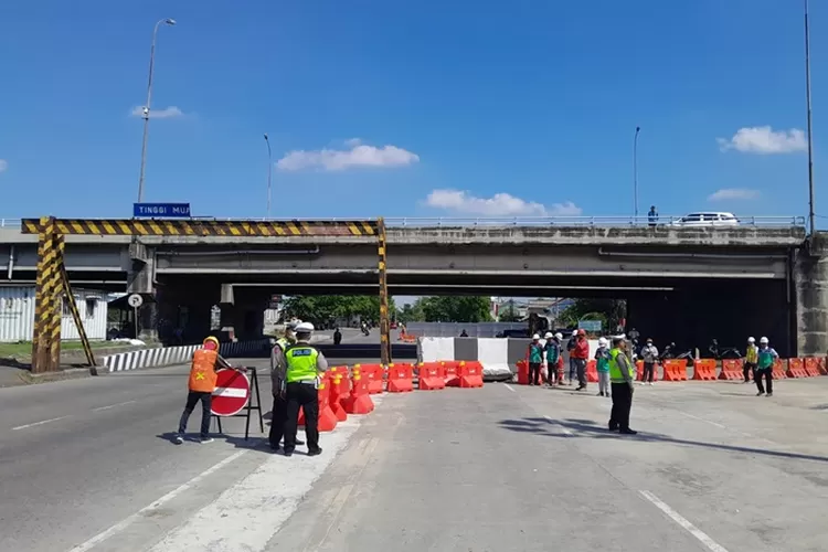 Jembatan Kaligawe Semarang sebelum ditinggikan. Saat Nataru nanti, jembatan ini siap digunakan.  (Ayosemarang.com/ Audrian Firhannusa)