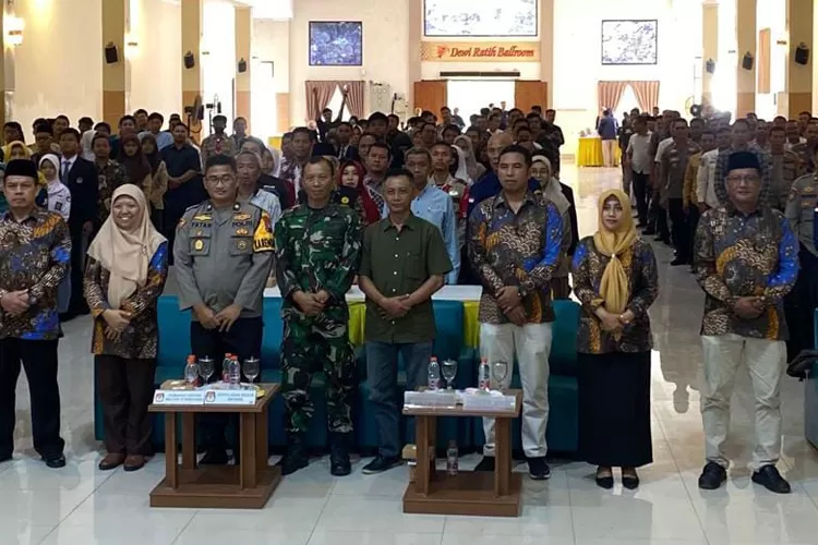 Sebelum kegiatan sosialisasi tahapan Pemilu 2014 di Hotel Dewi Ratih Batang, peserta foto bersama.  (Foto: Muslihun kontributor Batang.)