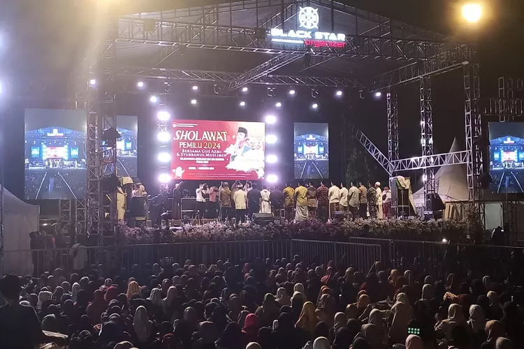 Sholawat Pemilu 2024 bersama Gus Azmi di halaman Stadion Kebondalem Jumat 1 Desember 2023 malam. (Edi prayitno/ kontributor Kendal)