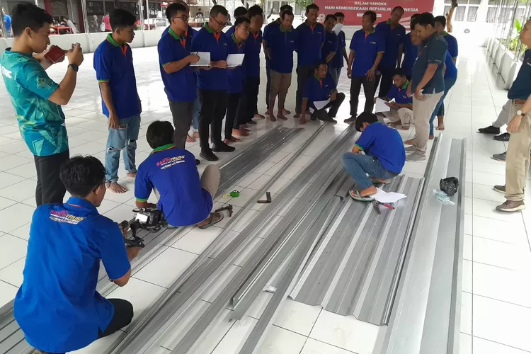 Pelatihan pemasangan baja ringan di Lapas Kedungpane Semarang kepada warga binaan. (Ayosemarang.com/ Audrian Firhannusa)