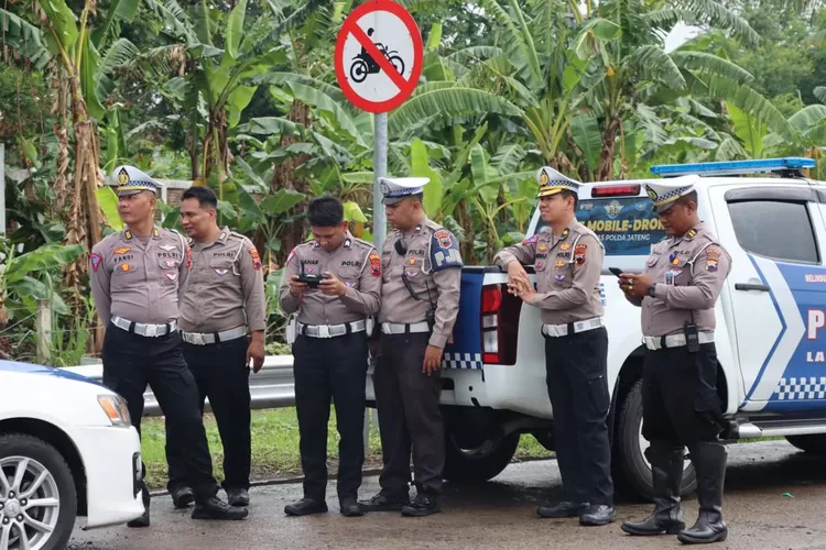  Uji coba penerapan ETLE mobile dengan drone di pintu tol Kaliwungu Sabtu 2 Desember 2022. (Edi Prayitno/kontributor Kendal)
