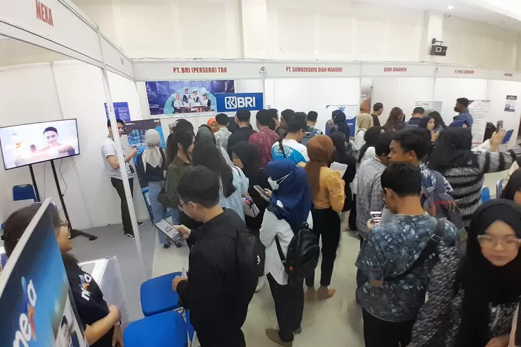 Suasana Job Fair Udinus Semarang yang digelar sampai 3 Desember 2023. (Ayosemarang.com/ Audrian Firhannusa)