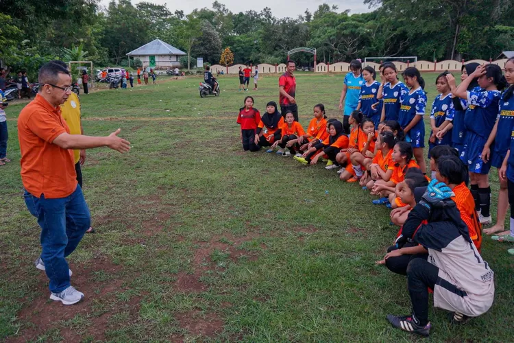 Dewan Pakar PKS Rizal Bawazier saat menghadiri turnamen Sepakbola Wanita di Pemalang/ Muslihun kontributor Batang.