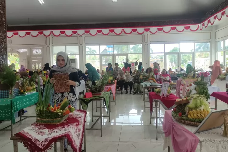  Lomba merangkai buah dan sayur serta kreasi tumpen (Edi Prayitno/kontributor Kendal)