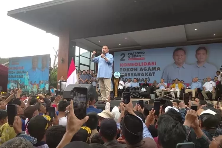 Capres Prabowo Dipanggil 'Pak Gemoy' oleh Santri dan Warga