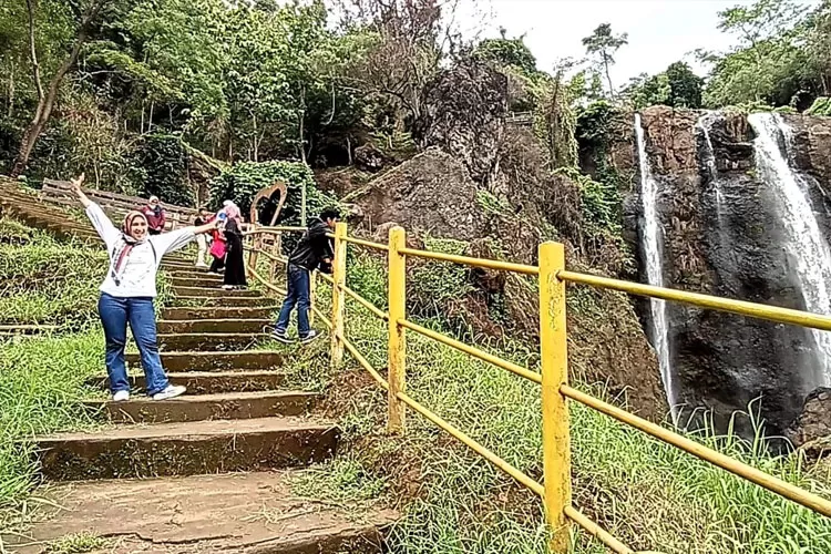 Air terjun Curugsewu dilihat dari dekat melalui jalur tracking di Destinasi Tempat Wisata (DTW) Curugsewu Patean (Kontributor Kendal Edi Prayitno)