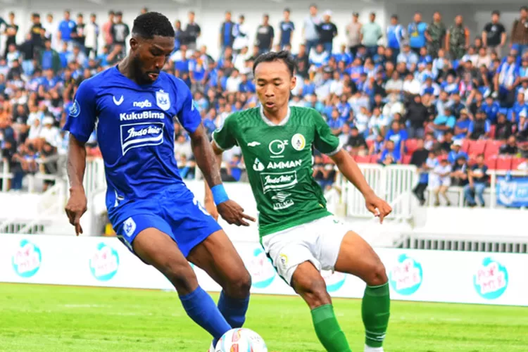 Pemain PSIS Semarang Boubakarry Diarra saat berjibaku lawan pemain PSS Sleman. PSIS menang 1-0 (Ayosemarang.com/ Audrian Firhannusa)