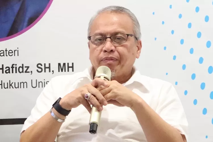 Dekan Fakultas Hukum Unissula Dr H Jawade Hafidz SH MH saat menjadi pembicara dalam Focus Group Discussion (FGD) ''Sosialisasi Pembekalan Pemantauan dan Peliputan Pemilu 2024'' di kantor PWI Jateng, Semarang, Jumat 1 Desember 2023.