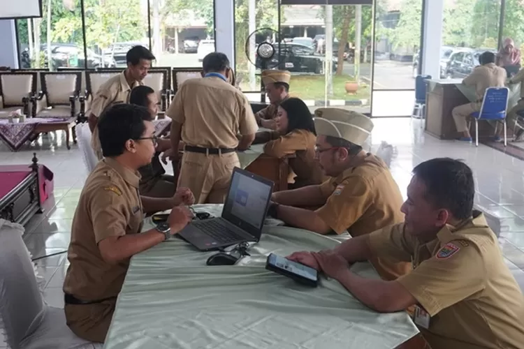 Proses aktivitas IKD jemput bola di Pendopo Kantor Bupati Batang. Foto: Muslihun kontributor Batang.