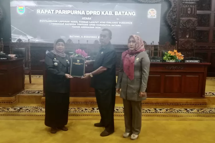 Penjabat (Pj) Bupati Batang Lani Dwi Rejeki Penyerahan Raperda APBD 2024 hasil perbaikan evaluasi Gubernur Jateng kepada Wakil Ketai DPRD Kabupaten Batang Nur Untung Slamet.  (Foto: Muslihun kontributor Batang.)