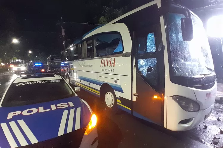 Bus milik suporter PSS Sleman yang dirusak oleh oknum suporter PSIS Semarang. (Ayosemarang.com/ Audrian Firhannusa)