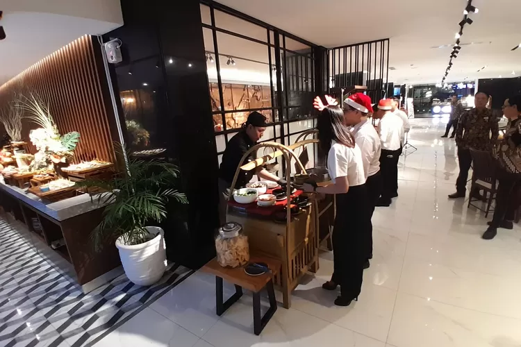 Suasana dinner di Metro Park View Hotel Semarang dalam menyambut natal. Ada promo menarik.  ((Ayosemarang.com/ Audrian Firhannusa))