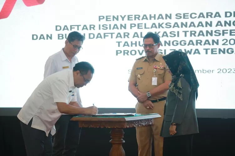 PJ Gubernur Jateng Nana Sudjana saat menyerahkan DIPA dan TKD untuk anggaran tahun 2024.  ((Humas Jateng))