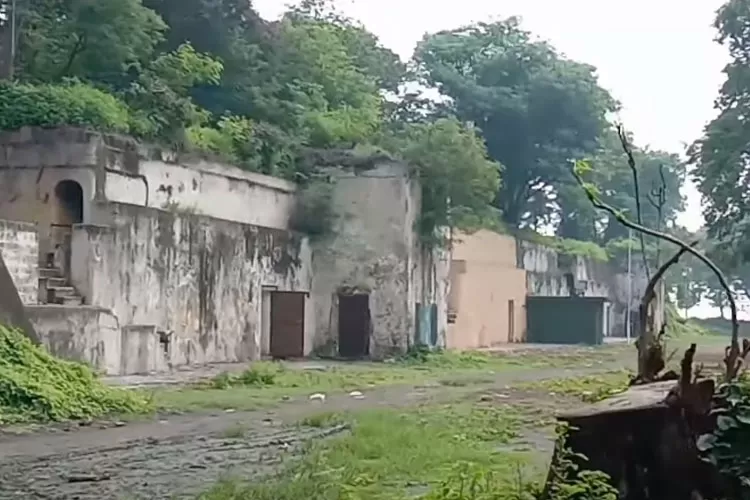 Berjarak 3,4 Km Dari Jembatan Suramadu, Bangunan Peninggalan Belanda Di ...