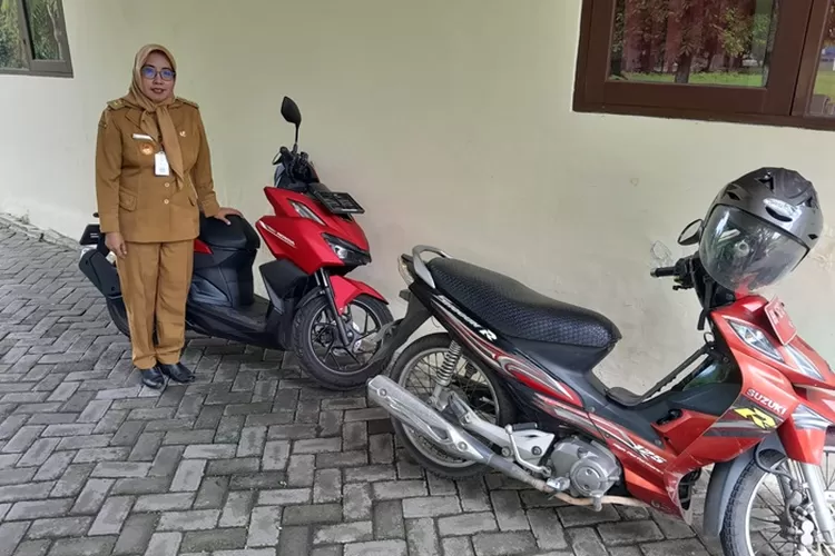 Lurah Plamongansari Weni Sulistyorini saat menunjukan motor baru dan lama untuk moda transportasi di kantornya.  (Ayosemarang.com/ Audrian Firhannusa)