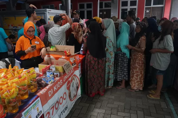 Warga antri membeli paket sembako murah di operasi pasar murah. ( Foto: Muslihun kontributor Batang.)