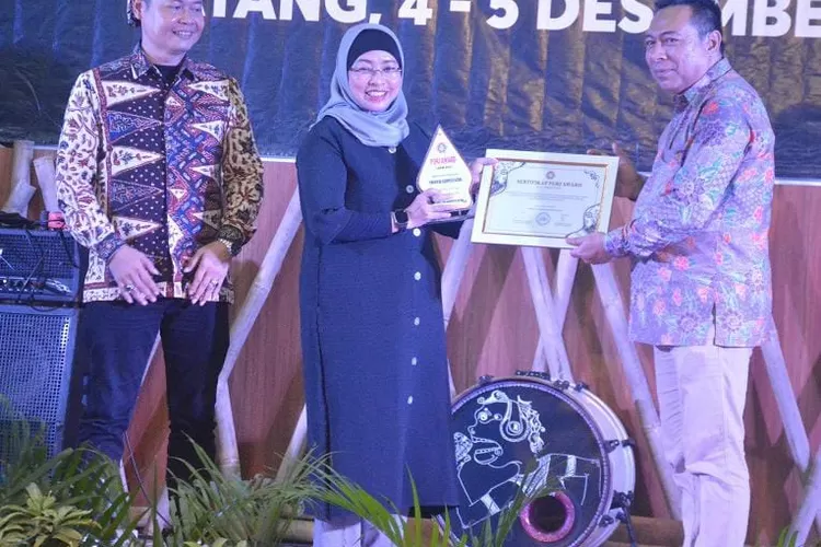 Pj Bupati Batang Lani Dwi Rejeki menerima penghargaan PGRI Award yang diberikan oleh Ketua PGRI Batang, M Arief Rohman/ Muslihun kontributor Batang.