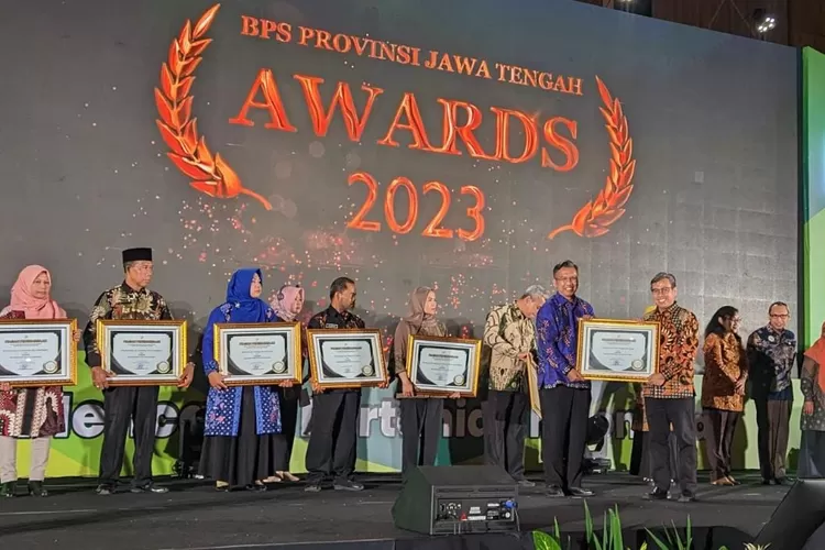 Penyerahan penghargaan sebagai salah satu pemenang Anugerah Award Desa Cantik (Cantik) 3 Terbaik Tahun 2023 tingkat Provinsi Jawa Tengah.  (Foto: dok BPS Batang.)