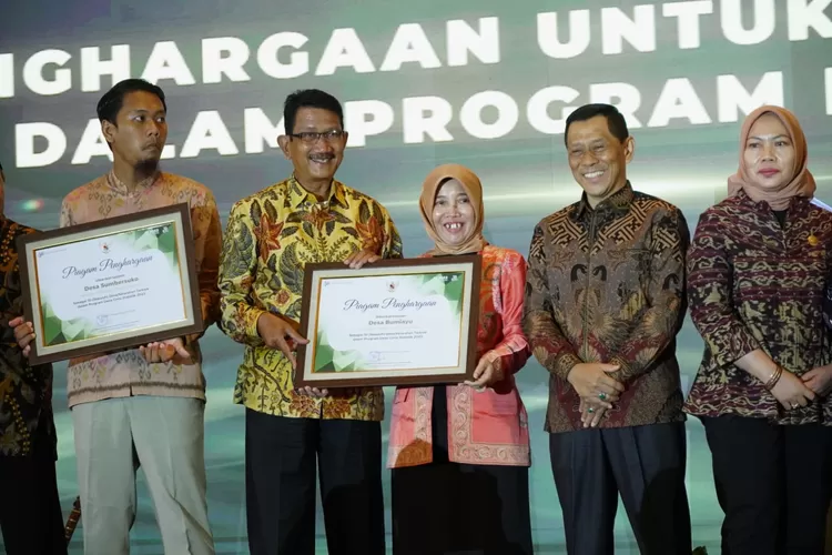 Sekda Kendal dan Kades Bumiayu menerima penghargaan Desa Cantik di Jakarta. (Dokumen Diskominfo)