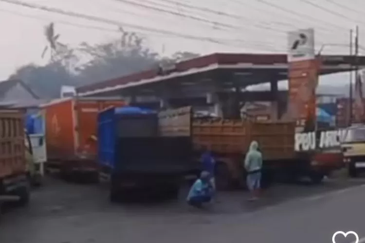 Antrian panjang truk di SPBU Banyuputih Kabupaten Batang.  (Foto: Tangkap layar dari mesia sosial instagram batang.update)