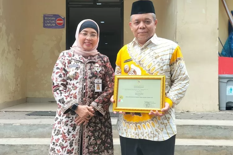 Pejabat Bupati Batang Lami Dwi Rejeki foto bersama dengan Kades Kemiri Barat Kecamatan Subah Ali Muhyidin/ dok Bagian Prokopim Setda Batang.