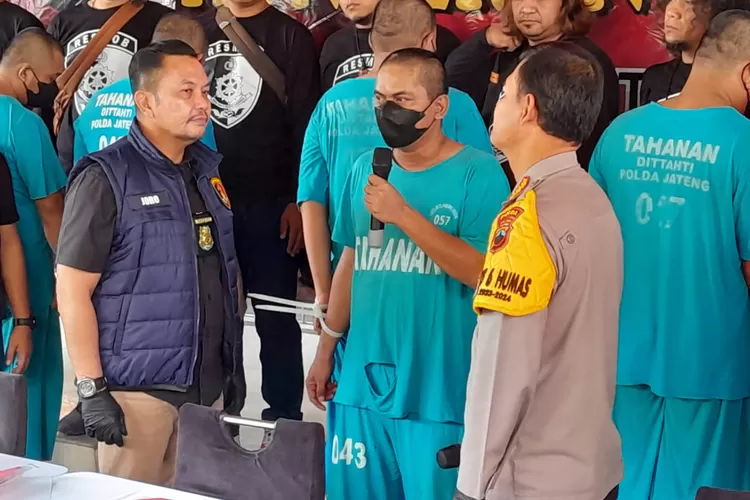 Salah seorang debt collector di Semarang berinisial TBG yang ditangkap oleh polisi.  ((Ayosemarang.com/ Audrian Firhannusa))