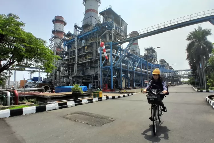 Salah seorang petugas sedang melintas di depan area Pembangkit Gas Uap (PGU) milik PLN Indoesia Power Semarang. Indonesia Power terus berupaya pasok kebutuhan listrik.  ((Ayosemarang.com/ Audrian Firhannusa))