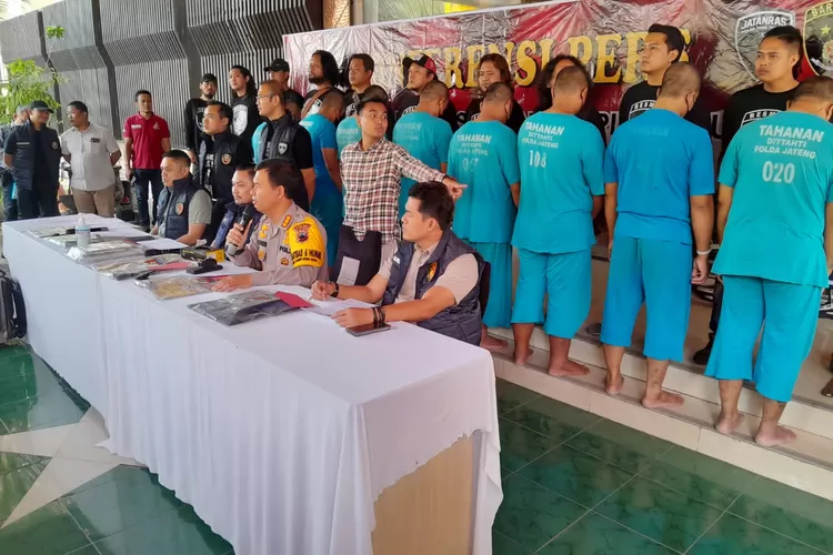 Polda Jateng saat menunjukan 8 debt collector di Semarang yang melanggar hukum.  ((Ayosemarang.com/ Audrian Firhannusa))