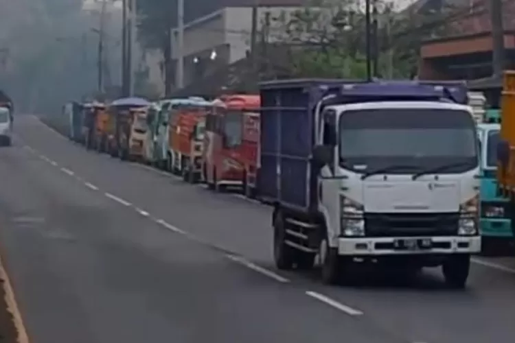 Puluhan antrian truk yang mencoba mengisi solar di SPBU Subah. Foto: Istimewa.