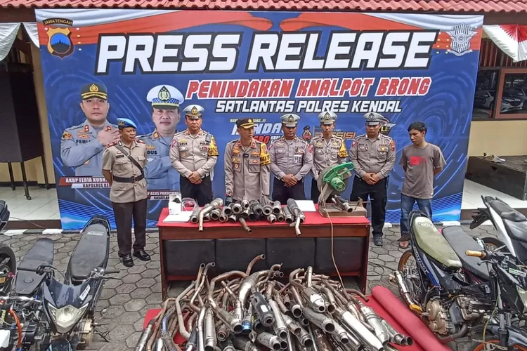 Wakapolres Kendal didampingi Kasat Lantas Polres Kendal memotong knalpot brong hasil penindakan Kamis 7 Desember 2023.  ((edi prayitno/kontributor Kendal))