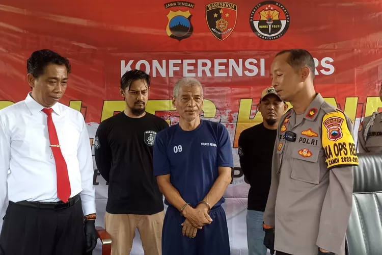  Tersangka rudapaksa cucu kandungnya sendiri saat gelar perkara di Mapolres Kendal Kamis 7 desember 2023. (Edi Prayitno/kontributor Kendal)