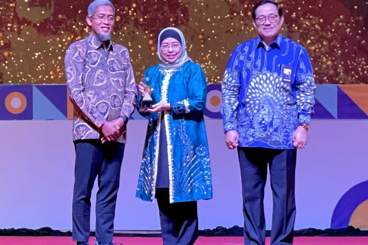 Pj Bupati Batang Lani Dwi Rejeki saat menerima  penghargaan Gubernur Jateng Award 2023 atas keberhasilannya menerapkan sistem merit dalam manajemen ASN dengan kategori 'Baik. Foto: dok Bagian Prokopim Setda Batang.