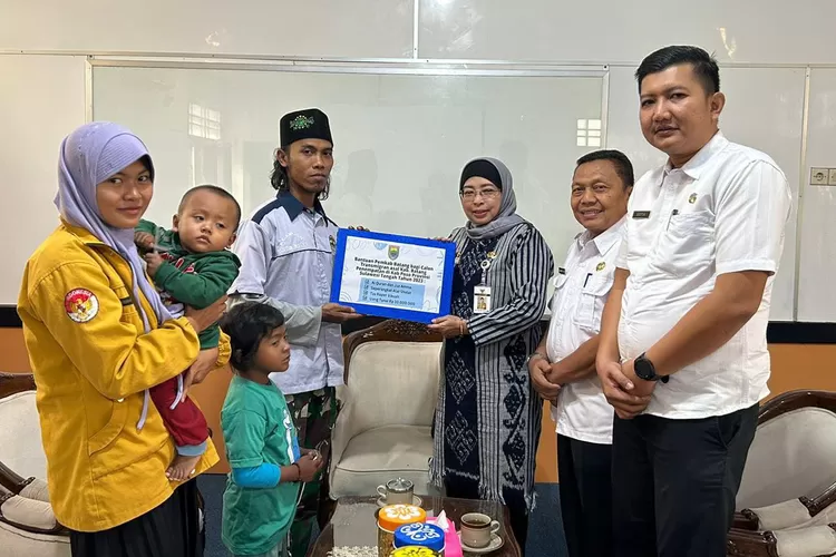 Penjabat (Pj) Bupati Batang, Lani Dwi Rejeki menyerahkan bantuan ke warganya yang ikut dalam program transmigrasi. Foto: dok Diskominfo Batang.