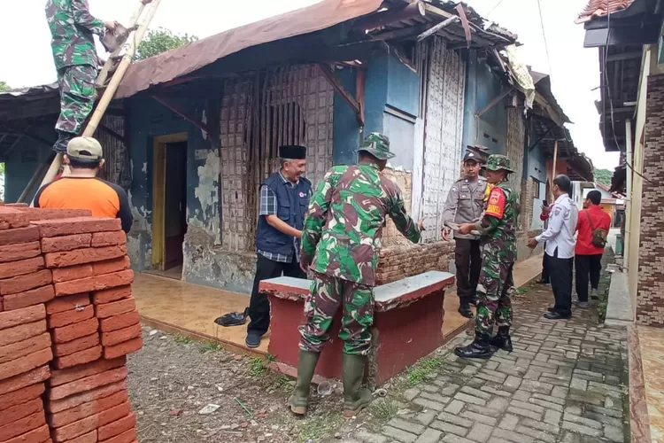 Anggota TNI Kodim 0736 Batang ikut gotong royong renovasi RTLH program PMI Batang.  (Foto: dok PMI Batang.)