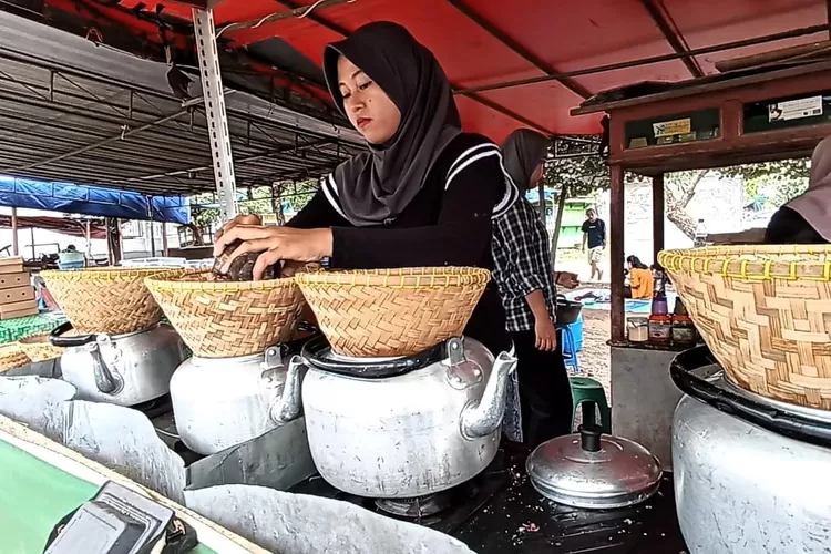 Dengan menggunakan teko air, tiwul ayu ini dikukus sebelum disajikan di warung tiwul ayu di Taman Kota Weleri Kendal. (Edi Prayitno/kontributor kendal)